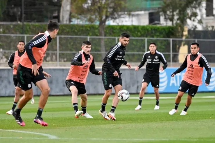 Montes en los entrenamientos del Tri (Twitter @miseleccionmx)