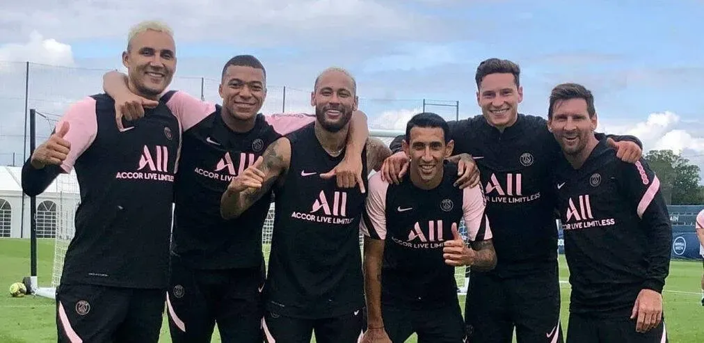 Navas junto a Mbappé, Neymar, Di María, Ander Herrera y Messi en 2022 (IMAGO)