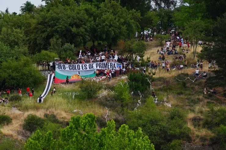 Hinchas de Colo Colo en el Cerro Condell. (Foto: Guillermo Salazar)