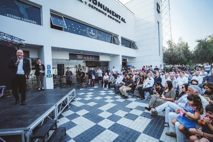 La emotiva jornada en que Carlos Caszely conoció la estatua en su honor | Imagen: Guillermo Salazar