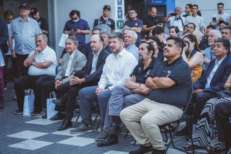 La emotiva jornada en que Carlos Caszely conoció la estatua en su honor | Imagen: Guillermo Salazar