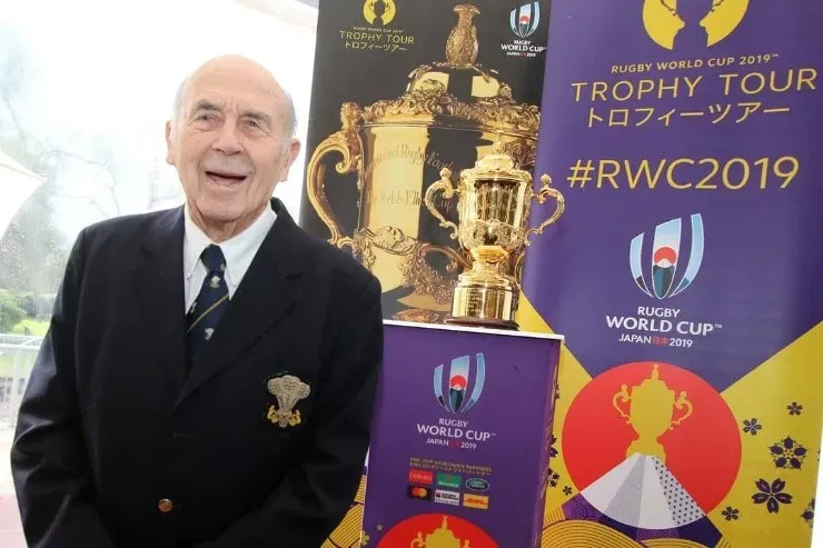 Ian Campbell, mejor rugbista chileno de todos los tiempos, posa con la Webb Ellis Cup en su visita a Chile en junio de 2019. Su padre Colin Campbell jugó fútbol por el Santiago National Football Club y disputó el primer partido de la selección chilena de fútbol, el año 1910 ante Argentina.    Foto: Víctor Hugo Montalva / Arusa