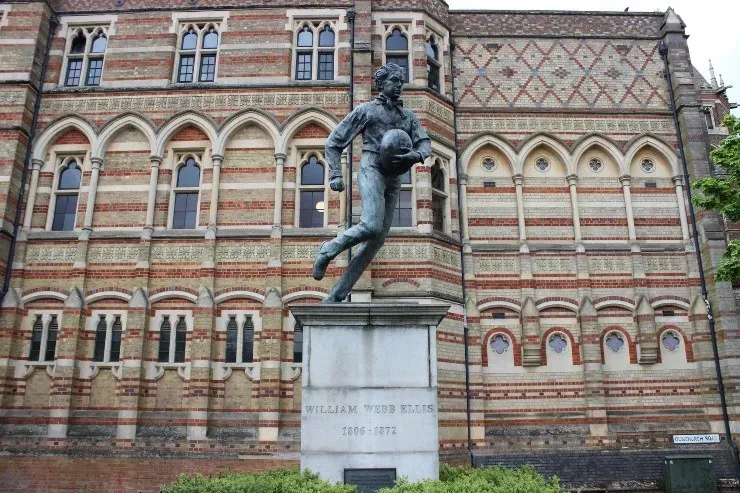 Estatua homenaje a William Webb Ellis en el frontis del Rugby School, Inglaterra.    Fotos: gentileza World Rugby