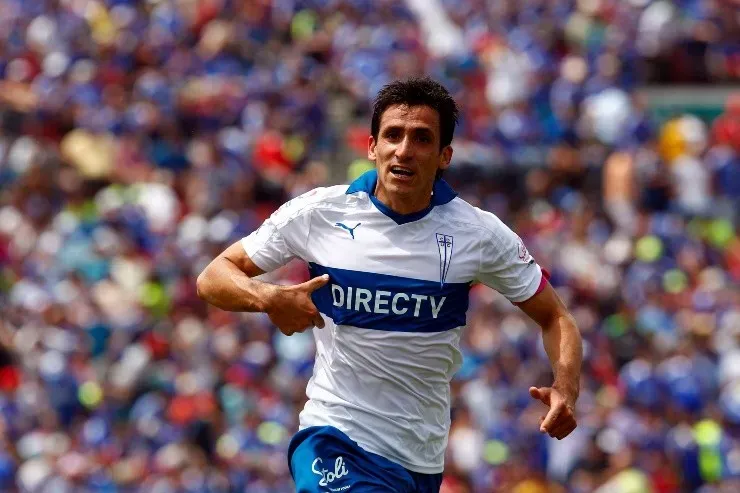 Milovan Mirosevic defendiendo a la franja. Foto: Agencia Uno
