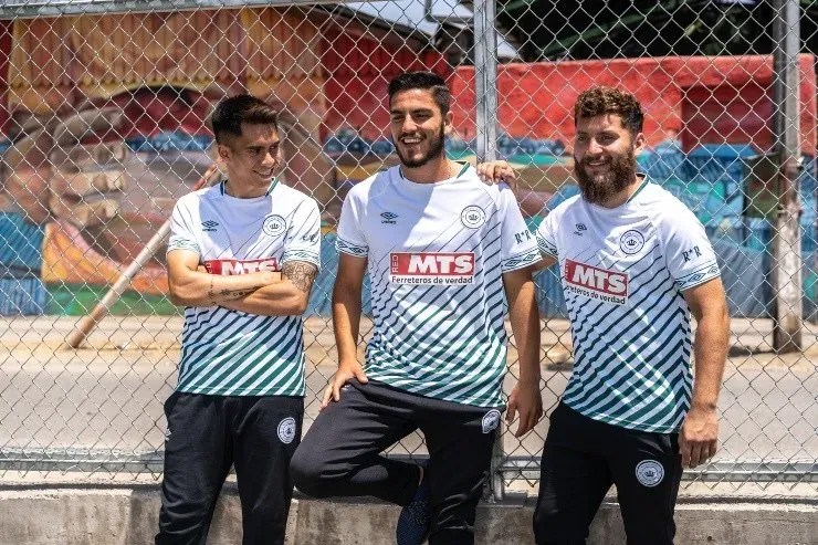 Así es la camiseta de Rodelindo Román, a la venta en tiendas Coliseum Store y Umbro.