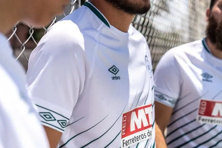 Así es la camiseta de Rodelindo Román, a la venta en tiendas Coliseum Store y Umbro.