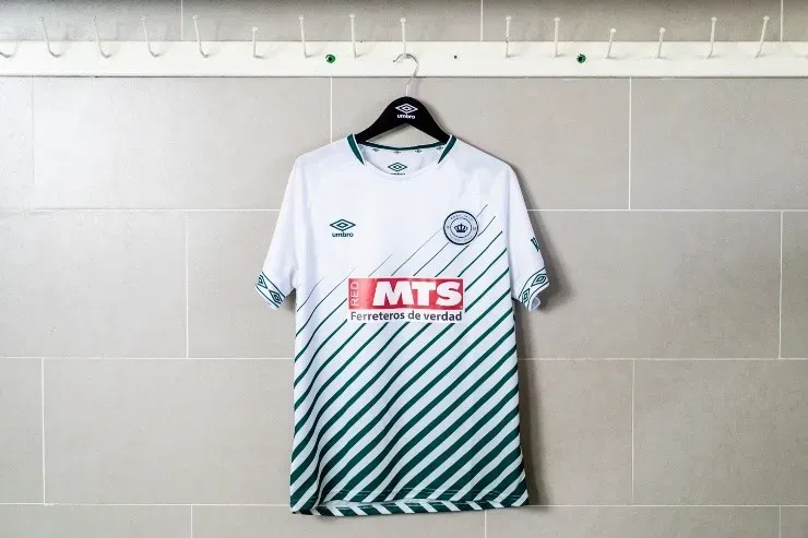 Así es la camiseta de Rodelindo Román, a la venta en tiendas Coliseum Store y Umbro.