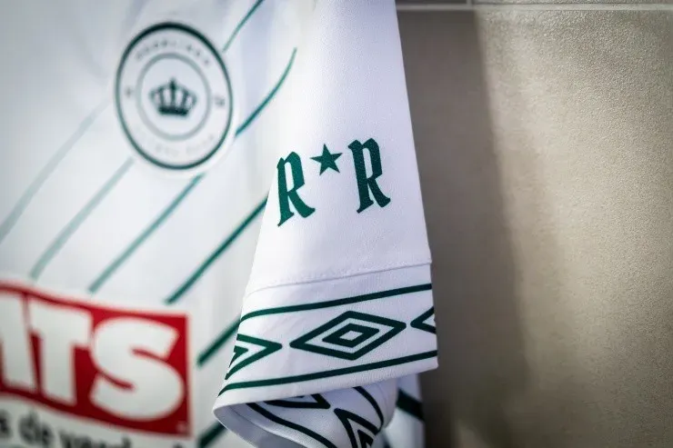 Así es la camiseta de Rodelindo Román, a la venta en tiendas Coliseum Store y Umbro.
