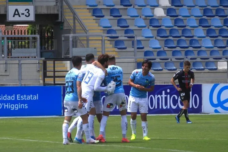 O’Higgins movió las piezas tras la salida de Patricio Graff y escapa de los últimos lugares, hundiendo a Colo Colo como colista. Foto: Agencia Uno