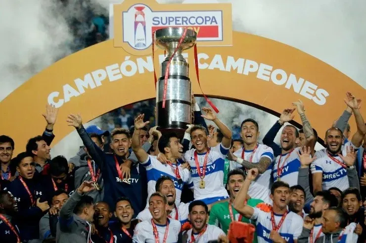 La Universidad Católica es la última Supercampeona del futbol chileno en 2019, con Gustavo Quinteros en la banca cruzada. (Agencia Uno)