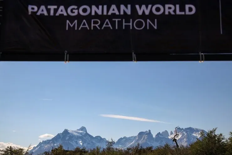 La meta del Patagonian World Marathon en Torres del Paine junto a Radio La Clave. Foto:Javier Navarro.