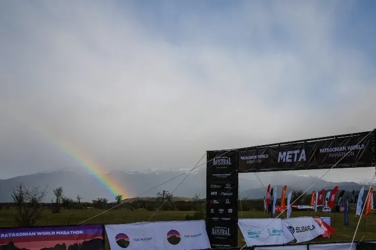Hasta un arcoíris se hizo presente en la previa del Patagonian World Marathon en Torres del Paine junto a Radio La Clave. Foto:Javier Navarro.