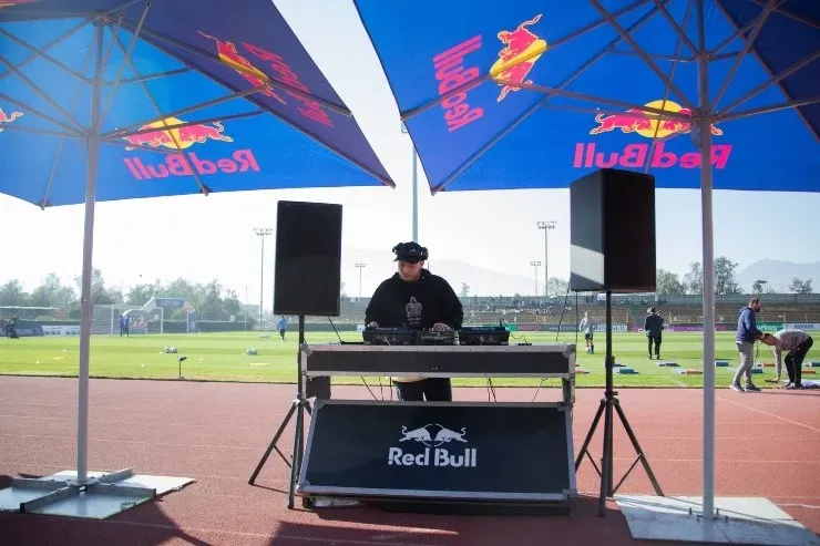 Un DJ animó a los cerca de 1.700 hinchas que llegaron hasta el Municipal de La Pintana para el clásico entre Santiago Morning y Colo Colo. Foto:Lisandra Jung/Santiago Morning.