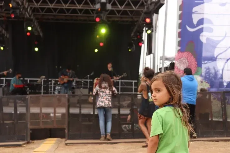 Grandes y chicos viendo el Surfestival en Pichilemu.(Foto: Valentina Alfaro)