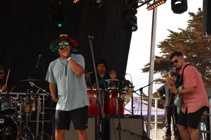 Mambo de a litro presentándose en Pichilemu.(Foto: Valentina Alfaro)