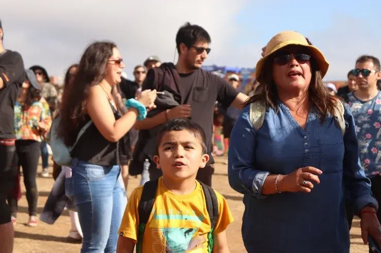 Las familias disfrutando del concierto en Pichilemu.(Foto: Valentina Alfaro)