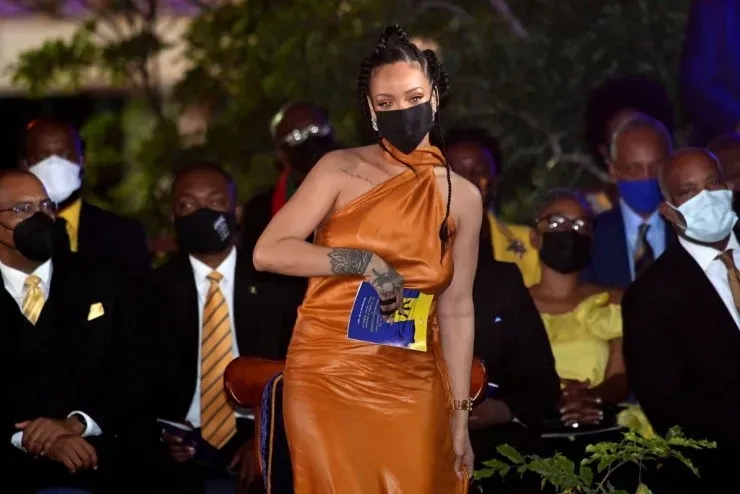 Rihanna esteve presente na solenidade na cidade de Bridgetown em Barbados na segunda-feira (1º) (Créditos: Getty Images)