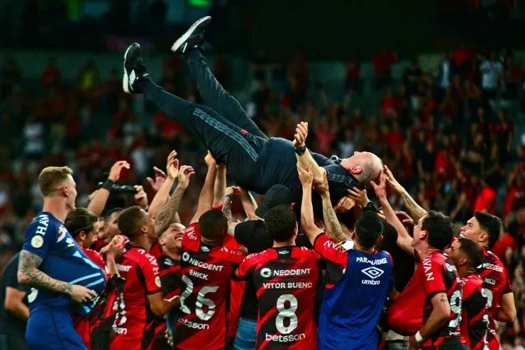 Gabriel Machado/AGIF – Jogadores do Athlético-PR carregando Felipão após uma vitória