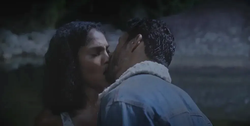 Aline e Caio se beijam em Terra e Paixão. Foto: Reprodução/Globo