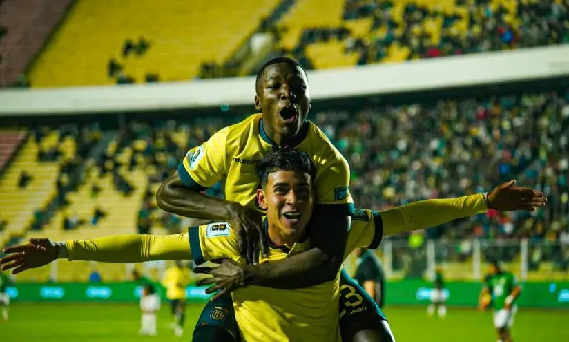 Kendry Páez y Moisés Caicedo celebran el gol marcado de Ecuador a Bolivia por Eliminatorias CONMEBOL.