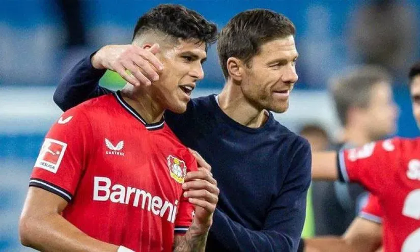 Piero Hincapié podría acompañar a Xabi Alonso al Liverpool. Foto: Getty.