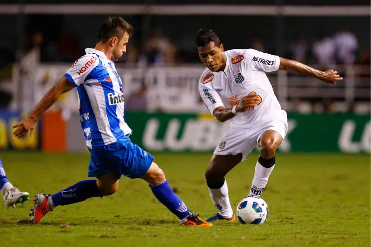 Alex Sandro em ação com a camisa do Santos, em 2011, contra o Avaí – Foto: Ricardo Saibun/Santos FC