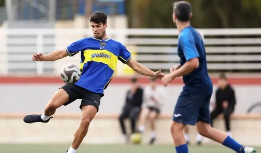 Carlos Alcaraz jugando con la camsieta de Boca.