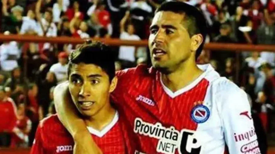 Cabral y Riquelme, juntos en Argentinos Juniors. (Archivo)