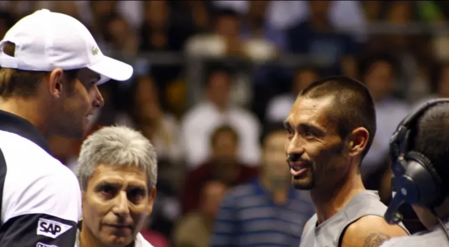 Ríos junto a Roddick en una exhibición en Chile