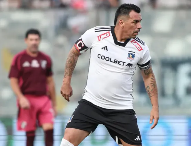 En el Duelo de Leyendas, Paredes usó la jineta en el brazo derecho | Foto: Colo Colo