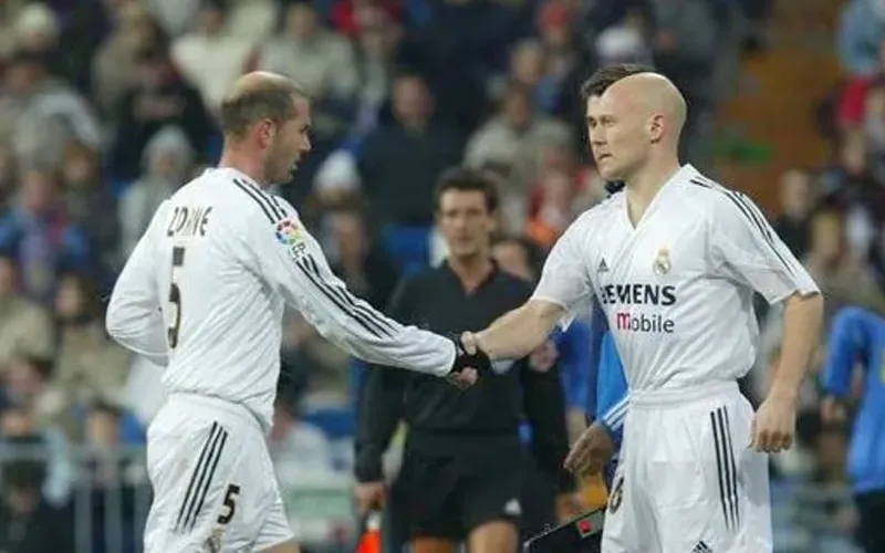 Zidane y Gravesen compartieron plantel en Real Madrid.