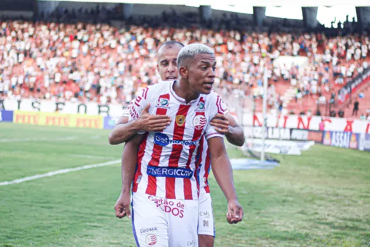 Foto: Tiago Caldas/CNC – Júlio foi o destaque no Clássico das Emoções e garantiu vitória no Nordestão