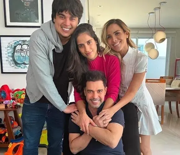Zezé di Camargo com os filhos Wanessa, Igor e Camilla – Foto:  Instagram/Zezé di Camargo