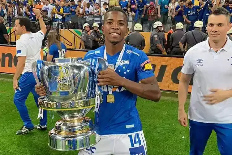 Cacá se sagrou campeão no Cruzeiro da Copa do Brasil 2028 ao lado de Dedé, Fábio e Thiago Neves – Foto: Cancha Assessoria/Divulgação