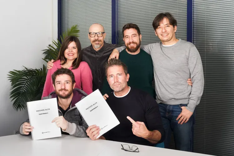 Los actores de Machos Alfa trabajando en la temporada 2. Foto: (Netflix)