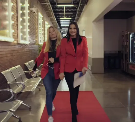 Se confirma el regreso de Lorna Cepeda como Patricia Fernández, junto a Natalia Ramírez como Marcela Valencia. Captura de pantalla de video promocional, de Prime Video.