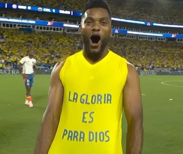 El cruce de Miguel Borja con Luis Suárez tras el Colombia vs Uruguay de