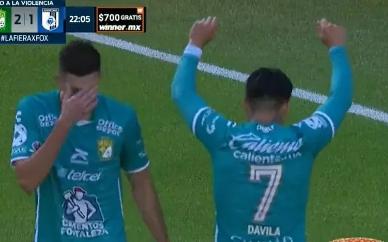 Dávila baila cueca en México tras hacer un gol, en el 2022.