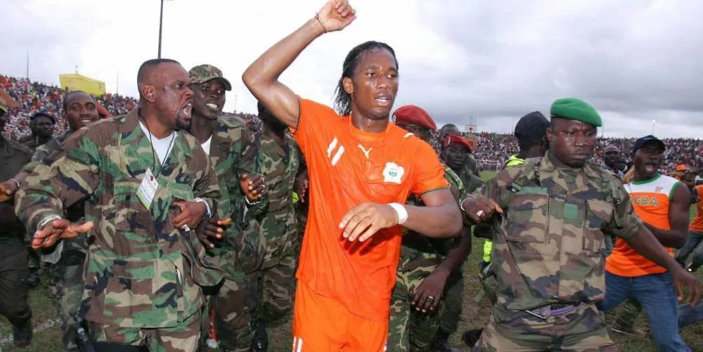 Didier Drogba, en un gesto histórico, ayudó a detener una Guerra Civil en Costa de Marfil.