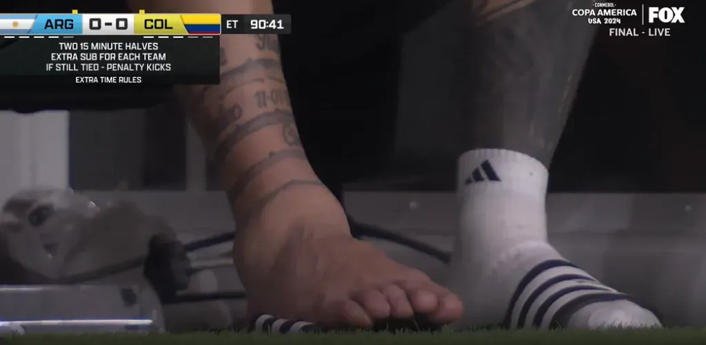 La imagen del tobillo de Lionel Messi en el banco de suplentes (Captura video).