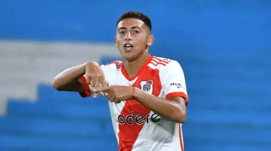 Lautaro Godoy festejando un tanto.