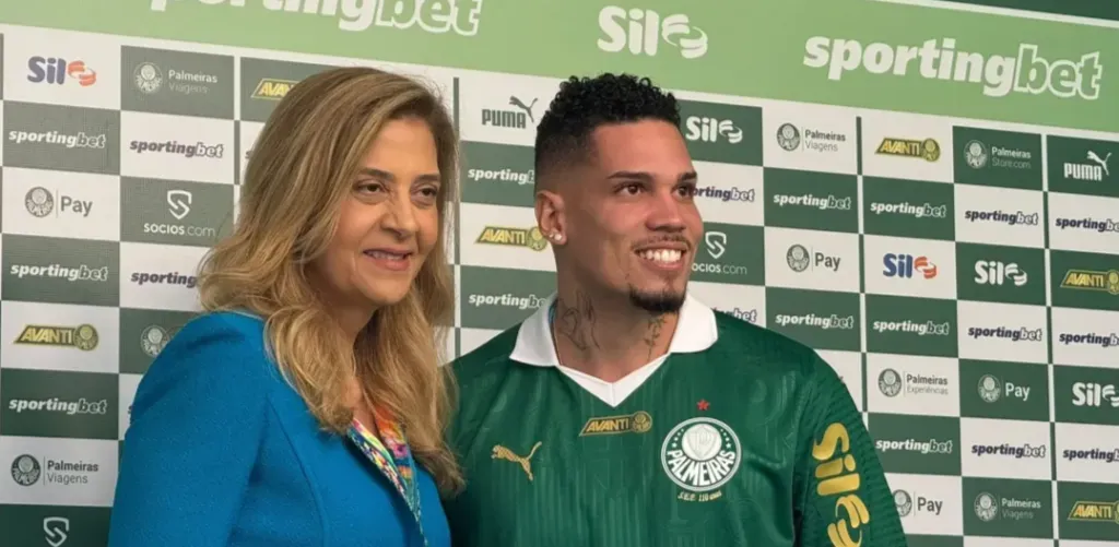 Paulinho, ao lado de Leila Pereira, durante apresentação oficial no Palmeiras (Foto: Vitor Palhares/Lance!)