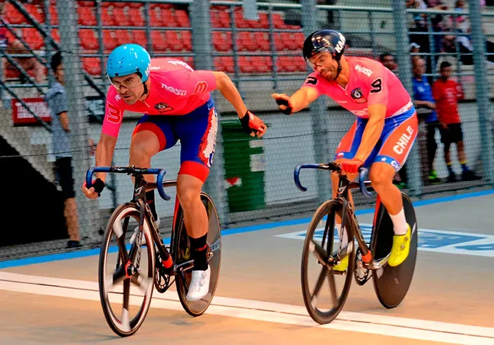 La polémica pareja de ciclistas Felipe Peñaloza y Antonio Cabrera.