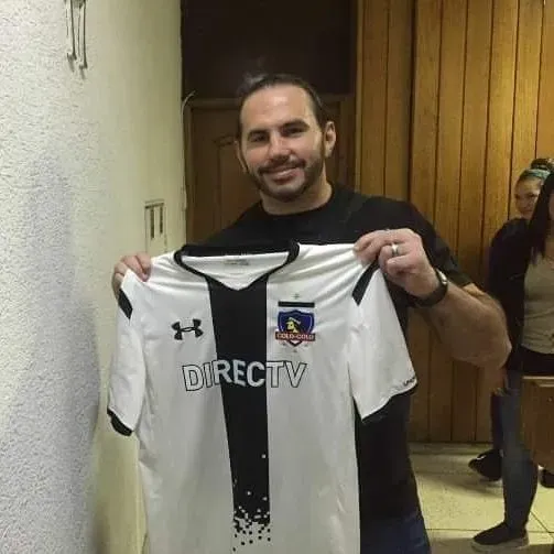 Matt Hardy con la camiseta de Colo Colo. | Foto: Archivo.