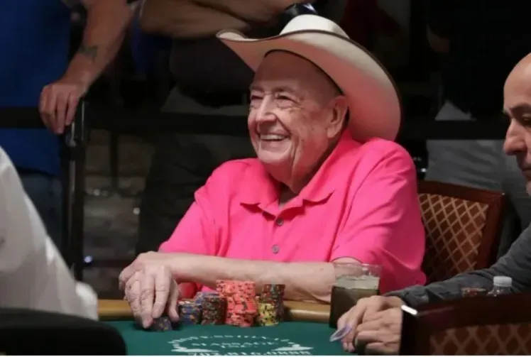 A lenda Doyle Brunson, dez braceletes da WSOP, manteve-se ativo até os 89 anos