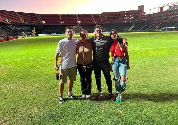 Catalina Gorostidi junto a su padre Adrián en el Cementerio de los Elefantes (Instagram: @catigorostidi)