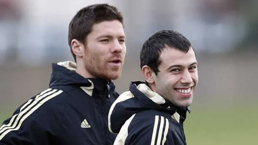 Xabi Alonso y Mascherano, ex compañeros que ahora dirán presentes como entrenadores en el Mundial de Clubes (@JacobsBen).