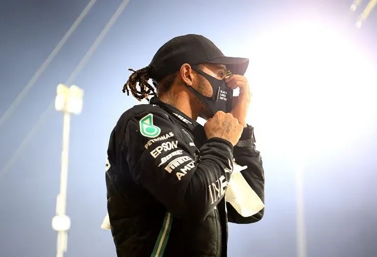 Lewis Hamilton tem chance de voltar para a última corrida de 2020. (Foto: Getty Images)