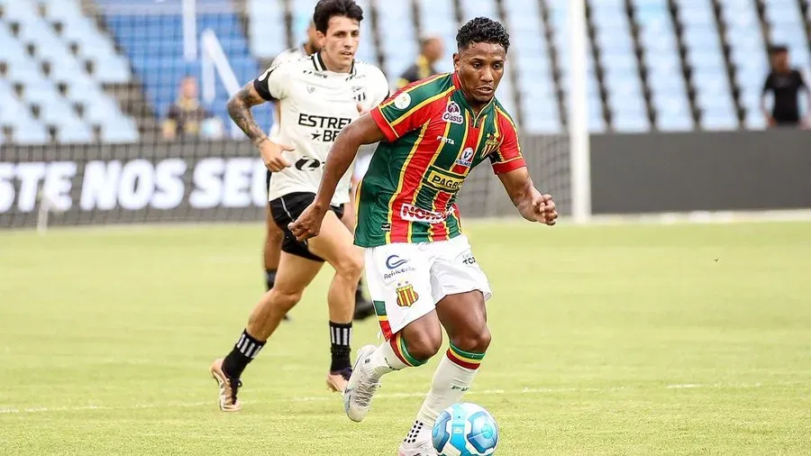 Foto: Israel Simonton/Ceará SC – Jogador do Sampaio Corrêa disputa bola com jogador do Ceará, pelo Brasileirão