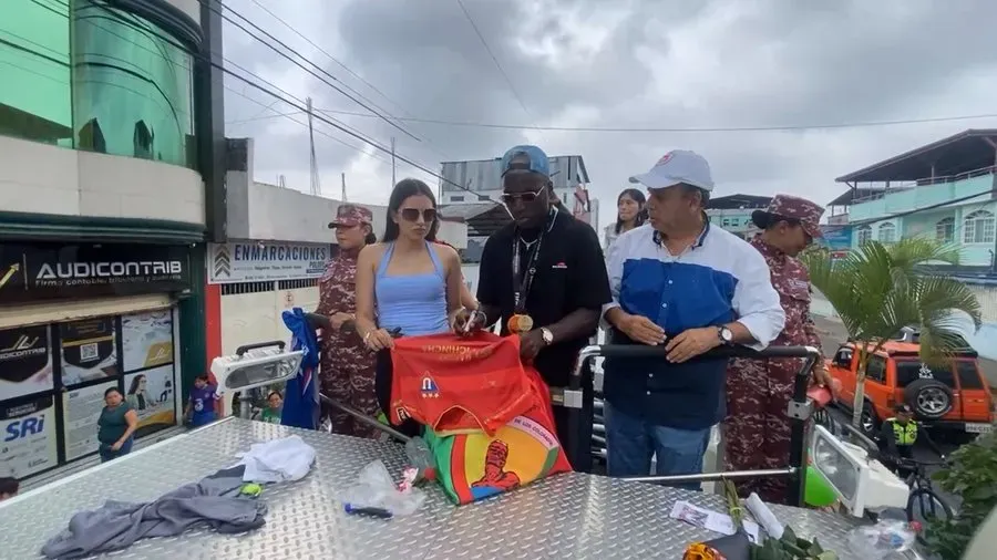 Moisés Caicedo firmando camiseta de Liga.